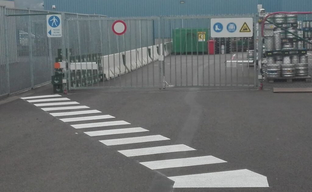 Chantier HLS Sud - Marquage & signalisation 3 Chantier HLS Sud - Marquage & signalisation
Marquage au sol extérieur