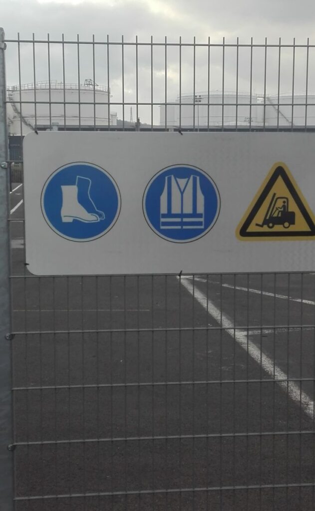 Chantier HLS Sud - Marquage & signalisation 9 Chantier HLS Sud - Marquage & signalisation
Panneau de signalisation en alu plat