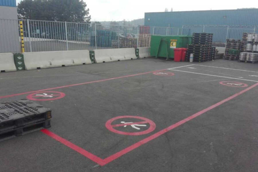 Peinture routière rouge avec pictogrammes