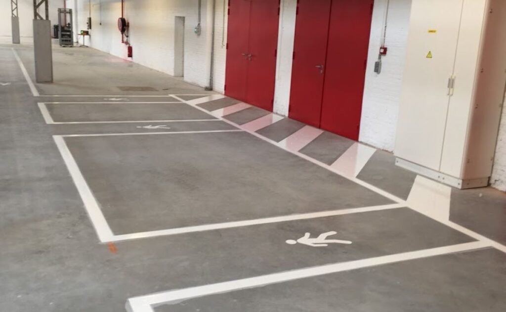 Chantier REW 3 Chantier REW
Marquage au sol d'un parking intérieur