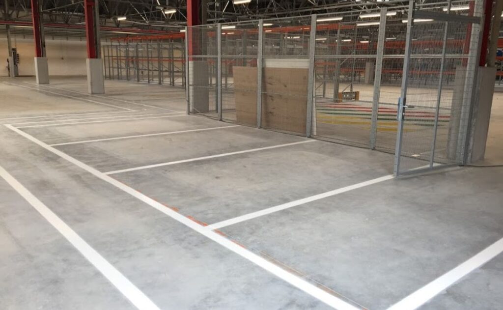 Chantier REW 5 Chantier REW
Marquage au sol d'un parking intérieur