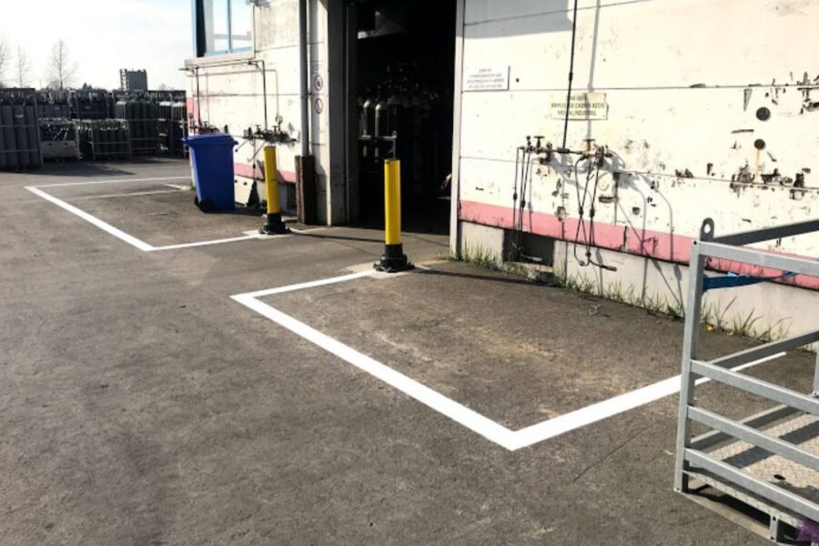 Poteaux Slowstop à l'entrée d'un entrepôt