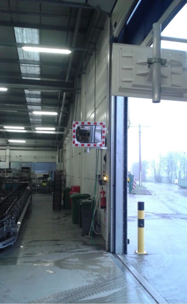 Installation de miroirs en milieu industriel 4 Installation de miroirs industriels sur site