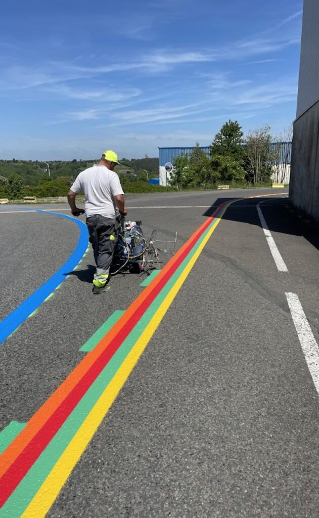 Chantier Essity - Marquage au sol en peinture routière 1 Lignes de guidage en peinture routière