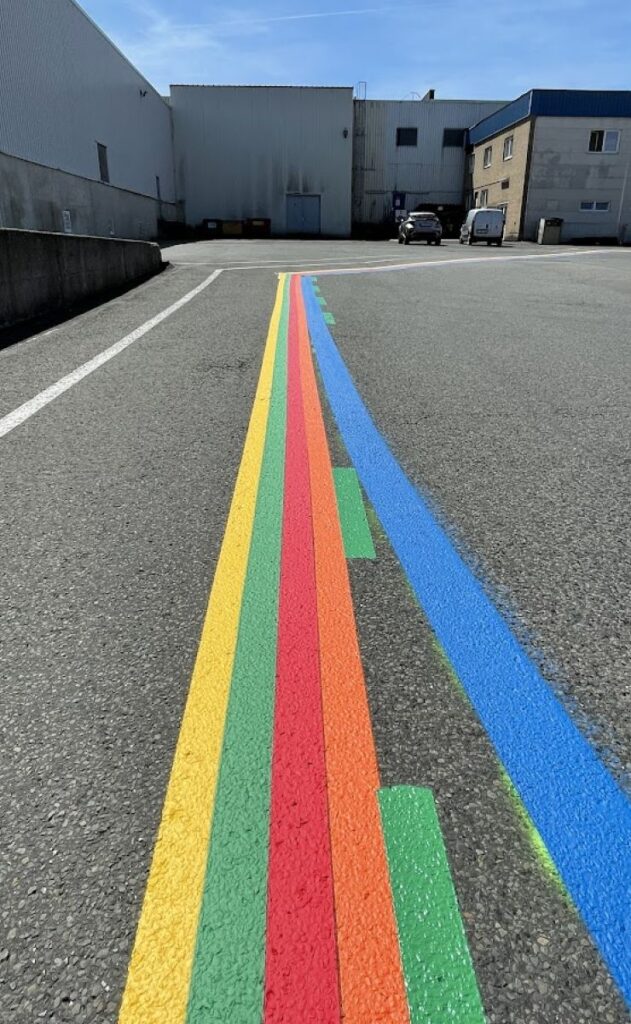 Chantier Essity - Marquage au sol en peinture routière 2 Lignes de guidage en peinture routière