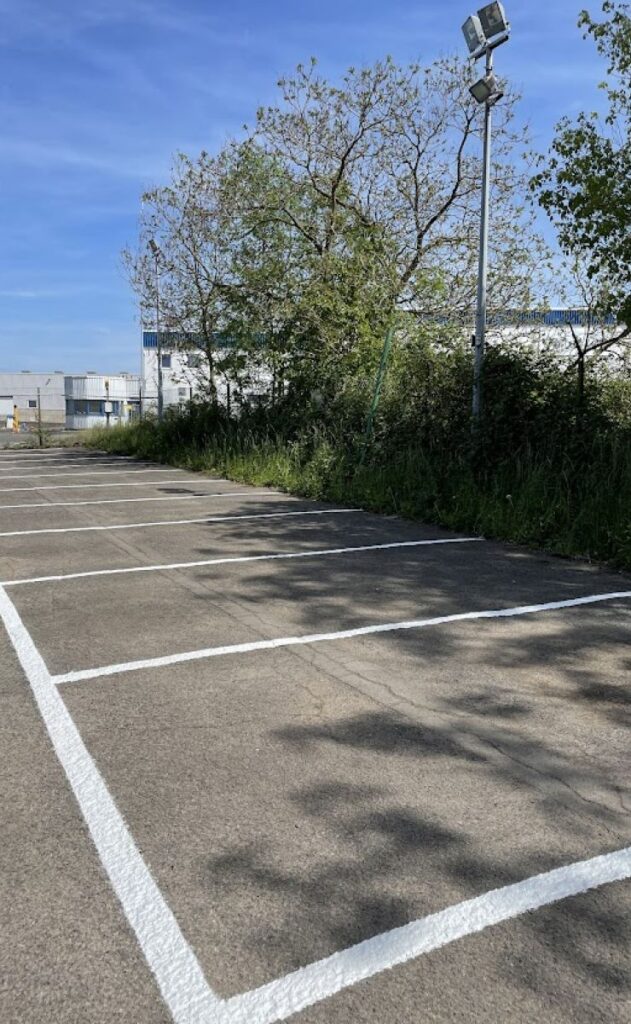 Chantier Essity - Marquage au sol en peinture routière 4 Emplacements de parking en peinture routière blanche