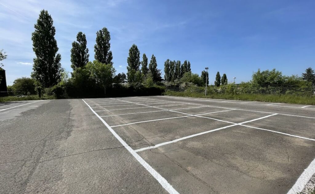Chantier Essity - Marquage au sol en peinture routière 5 Emplacements de parking en peinture routière blanche