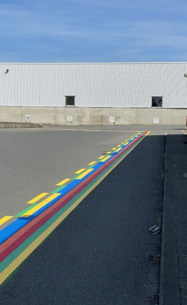 Chantier Essity - Marquage au sol en peinture routière 3 Lignes de guidage en peinture routière