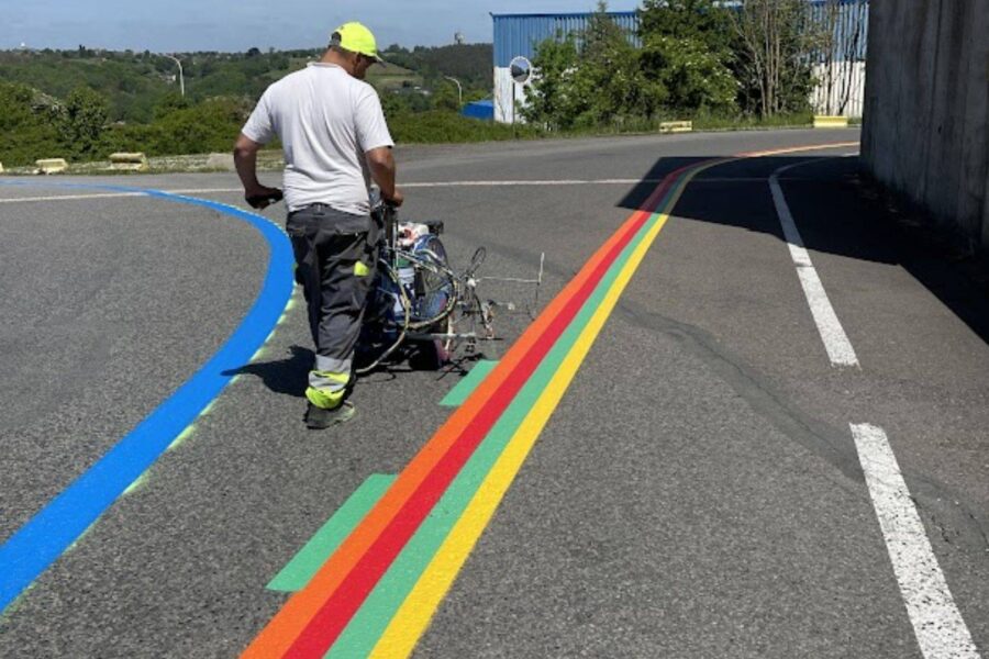 Lignes de guidage en peinture routière multicolore