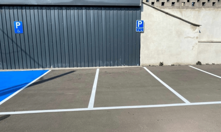 Marquage extérieur en peinture routière chez SOCO 2 Marquage au sol extérieur en peinture routière