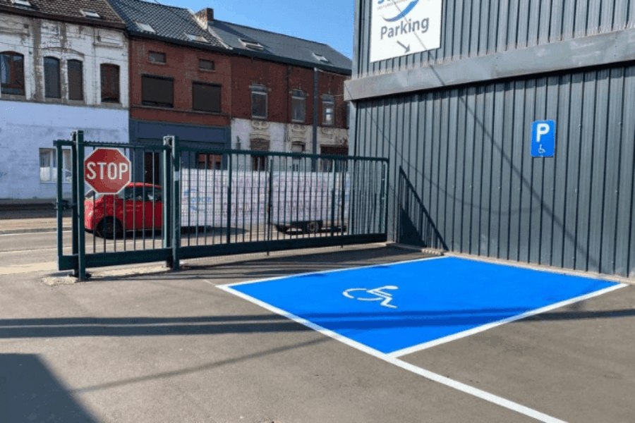 Marquage extérieur en peinture routière chez SOCO