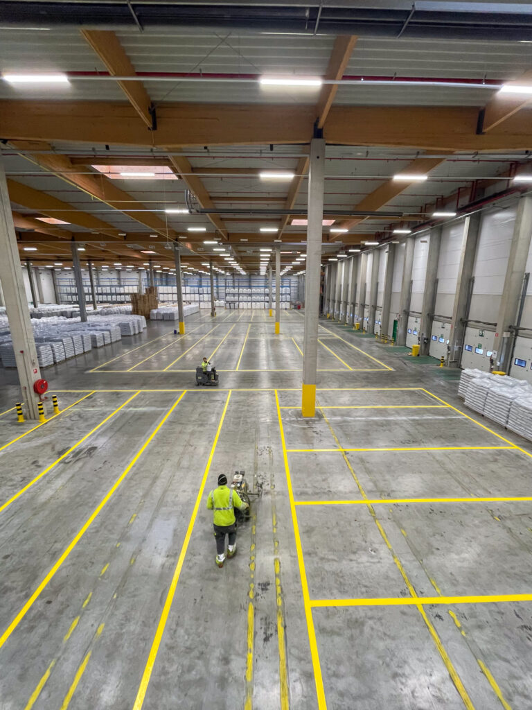 Un nouveau marquage au sol intérieur chez Jost 1 Marquage au sol intérieur en polyuréthane chez Jost