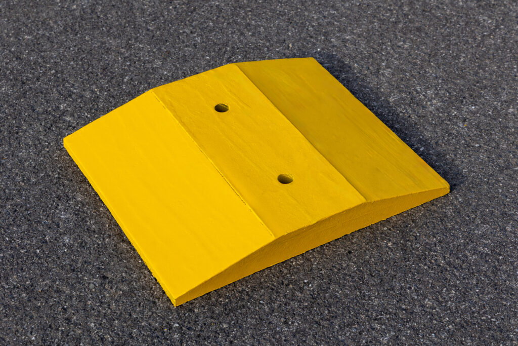 Le ralentisseur GreenBump valorise les déchêts de plastiques durs pour renforcer la sécurité sur les sites industriels 1 Ralentisseur GreenBump