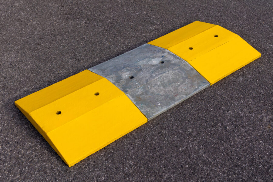 Le ralentisseur GreenBump valorise les déchêts de plastiques durs pour renforcer la sécurité sur les sites industriels